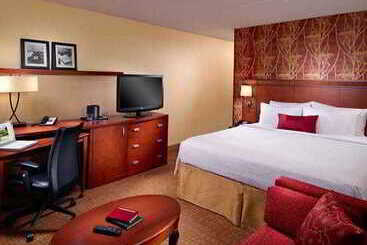 Отель Courtyard By Marriott Savannah Midtown