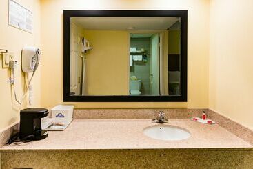 هتل Days Inn By Wyndham Hartford/closest Downtown