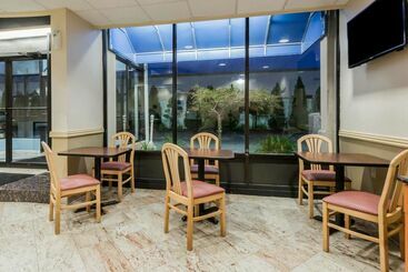 هتل Days Inn By Wyndham Hartford/closest Downtown