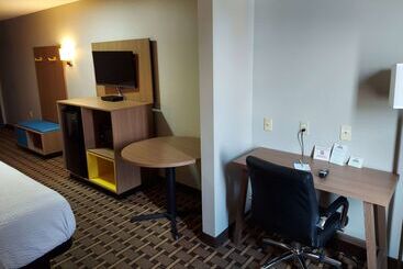 בית מלון כפרי Days Inn & Suites By Wyndham Huntsville