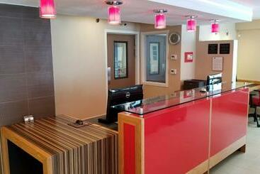 هتل Red River Inn & Suites Fargo