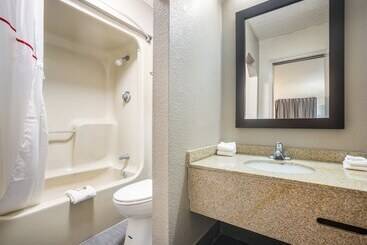 Отель Red Roof Inn Savannah  Southside/midtown