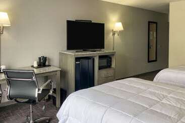 هتل Clarion Pointe   Greensboro Coliseum Area