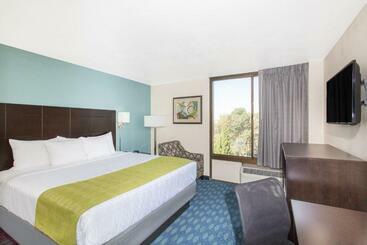 هتل La Quinta Inn & Suites By Wyndham Oakland Airport Coliseum