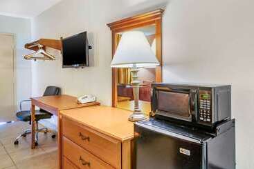 فندق Econo Lodge North