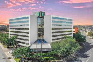Отель Embassy Suites By Hilton Austin Downtown South Congress