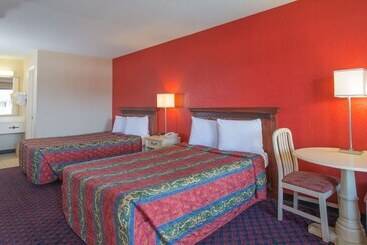 ホテル Studios And Suites 4 Less Battlefield Blvd