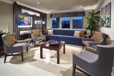 فندق على الطريق Eden Roc Inn & Suites Near The Maingate