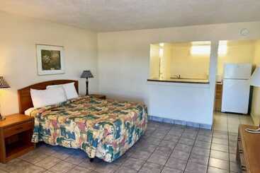 Отель Big Chile Inn & Suites