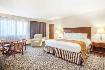 فندق Clarion Inn  Airport University