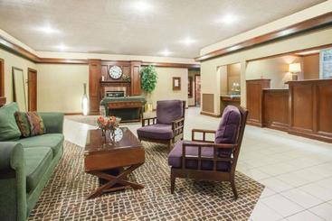 هتل Clarion Inn  Airport University