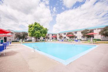 هتل Clarion Inn  Airport University