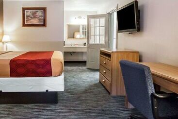 فندق Econo Lodge Inn And Suites   Jackson