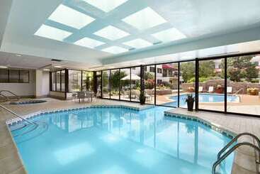 هتل Embassy Suites By Hilton Detroit Metro Airport