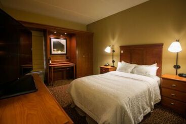 Отель Spark By Hilton Green Bay