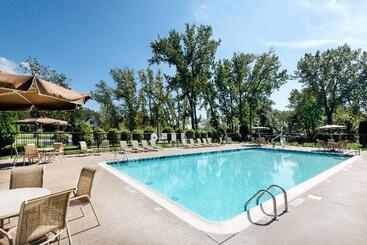 בית מלון כפרי Holiday Inn Johnstown Gloversville By Ihg