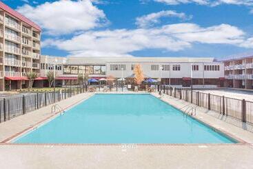 فندق Ramada Plaza By Wyndham Fayetteville Fort Bragg Area