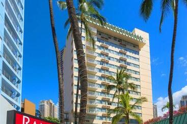 בית מלון כפרי Ramada Plaza By Wyndham Waikiki