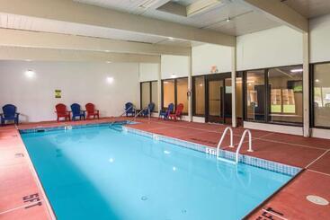 فندق Pocono Inn & Banquet   Stroudsburg