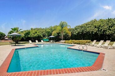 هتل Knights Inn Claremont