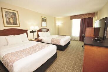 هتل La Quinta Inn & Suites By Wyndham Downtown Conference Center