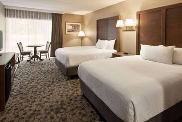 فندق Ramada Plaza By Wyndham Portland