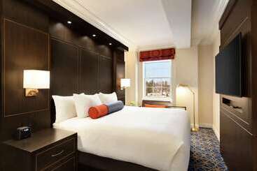 هتل Saranac Curio Collection By Hilton