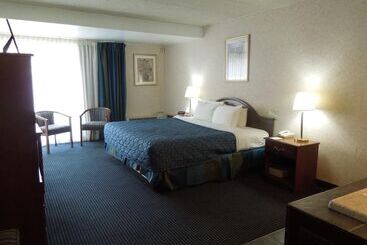 Отель Red Carpet Inn & Suites