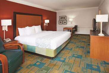 هتل Howard Johnson By Wyndham Columbus Fort Moore
