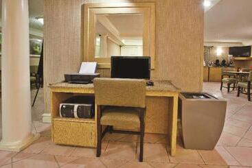 Отель La Quinta Inn By Wyndham Savannah Midtown