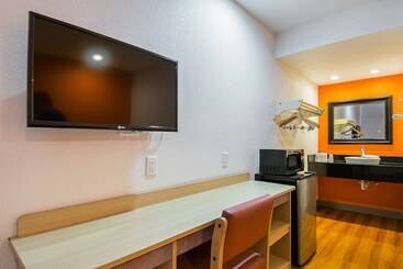 Motel 6 Lost Hills / Buttonwillow Racetrack