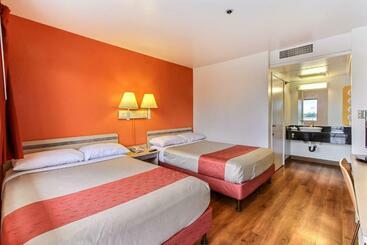 Motel 6salinas, Ca  South  Monterey Area