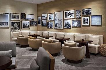 Отель Alohilani Resort Waikiki Beach