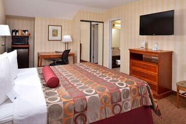 Отель Best Western Plus Raffles Inn & Suites