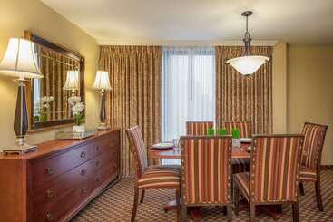 Clarion Collection Hotel Arlington Court Suites