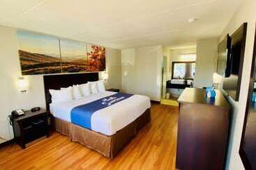 בית מלון כפרי Days Inn By Wyndham Maysville Kentucky