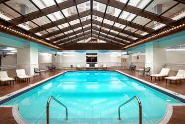 هتل Hilton Appleton Paper Valley