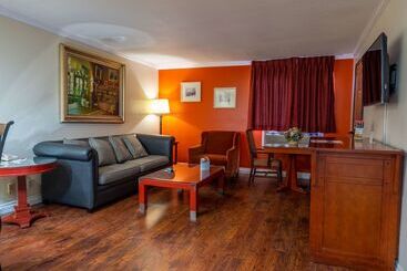 בית מלון כפרי Howard Johnson By Wyndham Buena Park