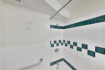 Hawaiian Monarch - Gym & Pool - Walk To The Beach Hotel Room