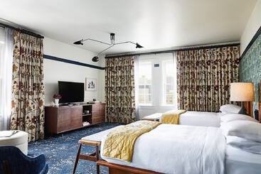 هتل Revival Baltimore