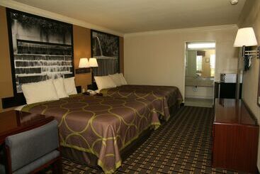 هتل Super 8 By Wyndham Tyler Tx