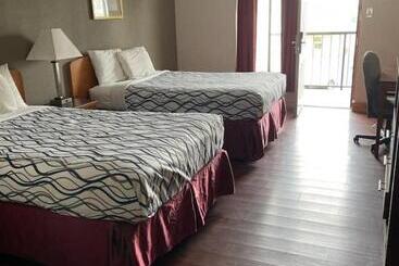 هتل Bear Mount Inn & Suites