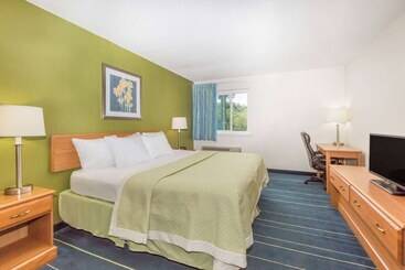 فندق Days Inn & Suites By Wyndham Bridgeport  Clarksburg