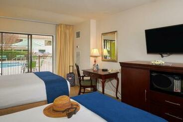 هتل Inn At The Commons