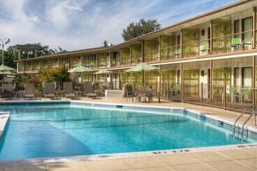 هتل Inn At The Commons