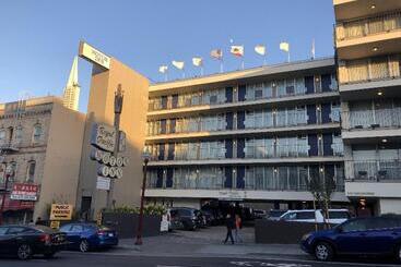 فندق Royal Pacific Motor Inn