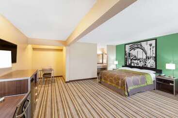 هتل Super 8 By Wyndham Kingsville