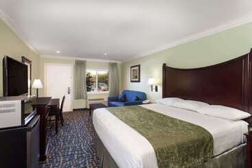 فندق Travelodge By Wyndham Orange County Airport/ Costa Mesa