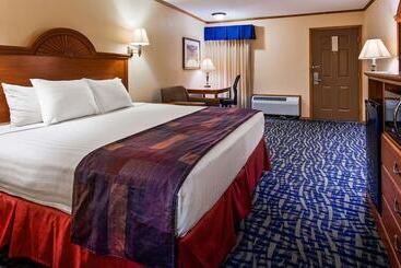 فندق Surestay By Best Western Kansas City Country Inn North