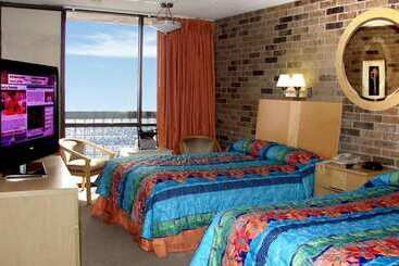 Отель Commodore On The Beach